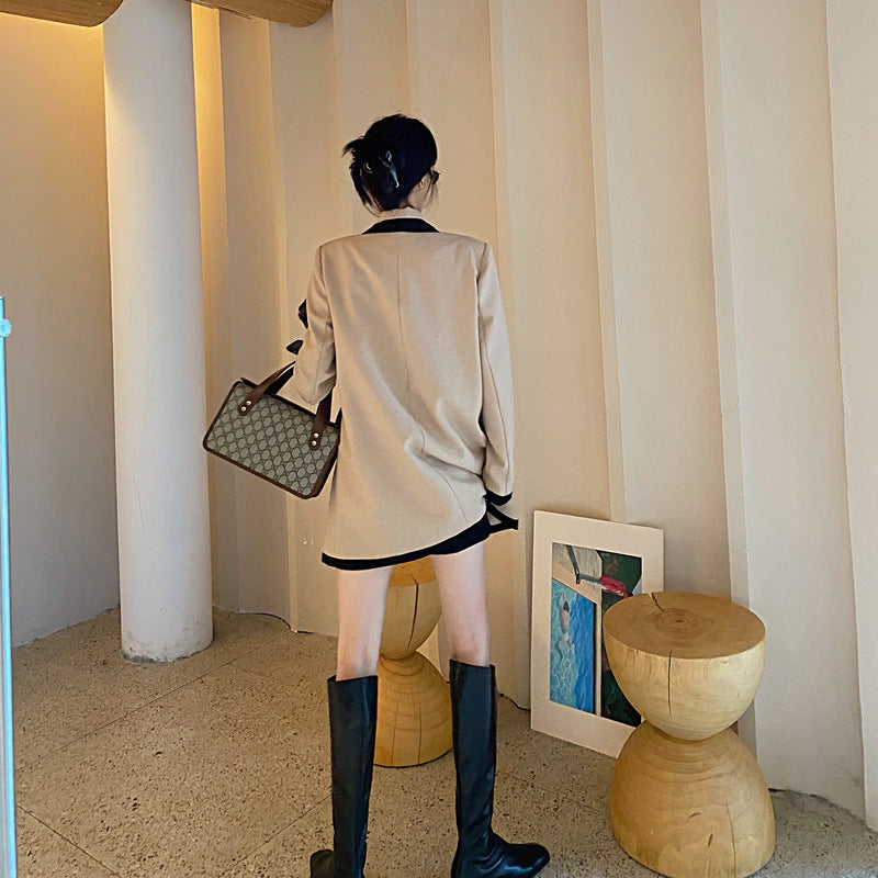 Capucine — Blazer long à galons contrastants — vue du modèle