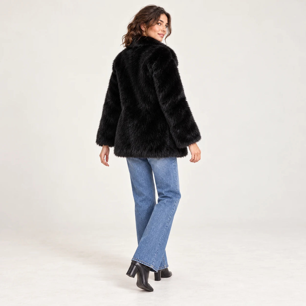 Roxane — silhouette complète de trois quarts arrière