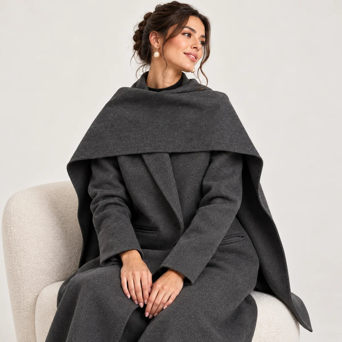 Apolline — manteau long à col cape, gris anthracite, vue assise