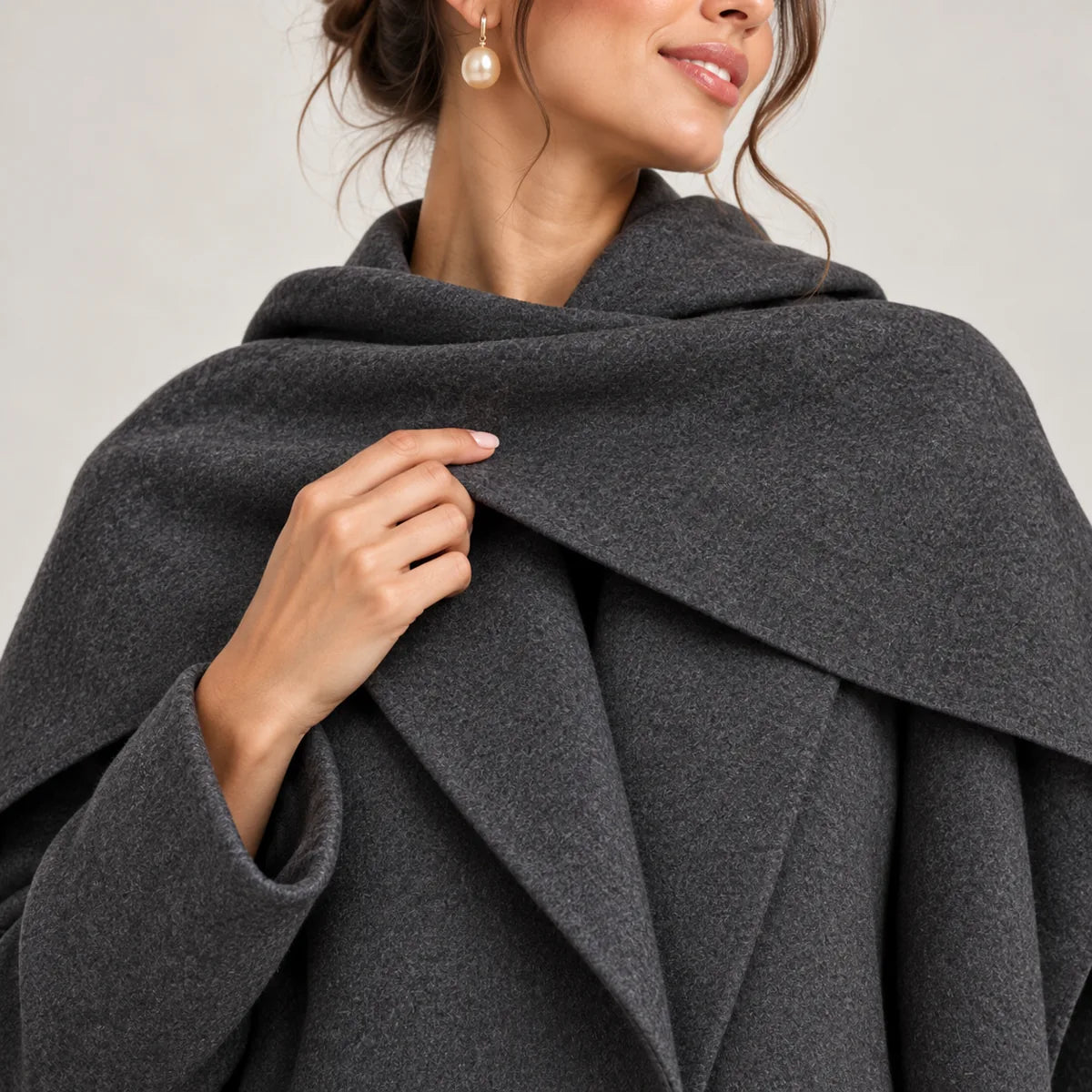 Apolline — manteau long à col cape, gris anthracite, vue col