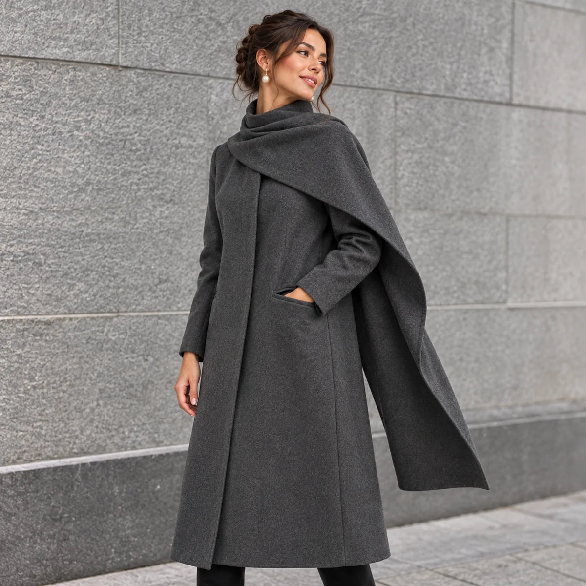 Apolline gris anthracite — détail du drapé cape