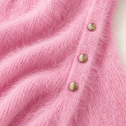 Aurélie rose — détail de la maille duveteuse et des petits boutons dorés