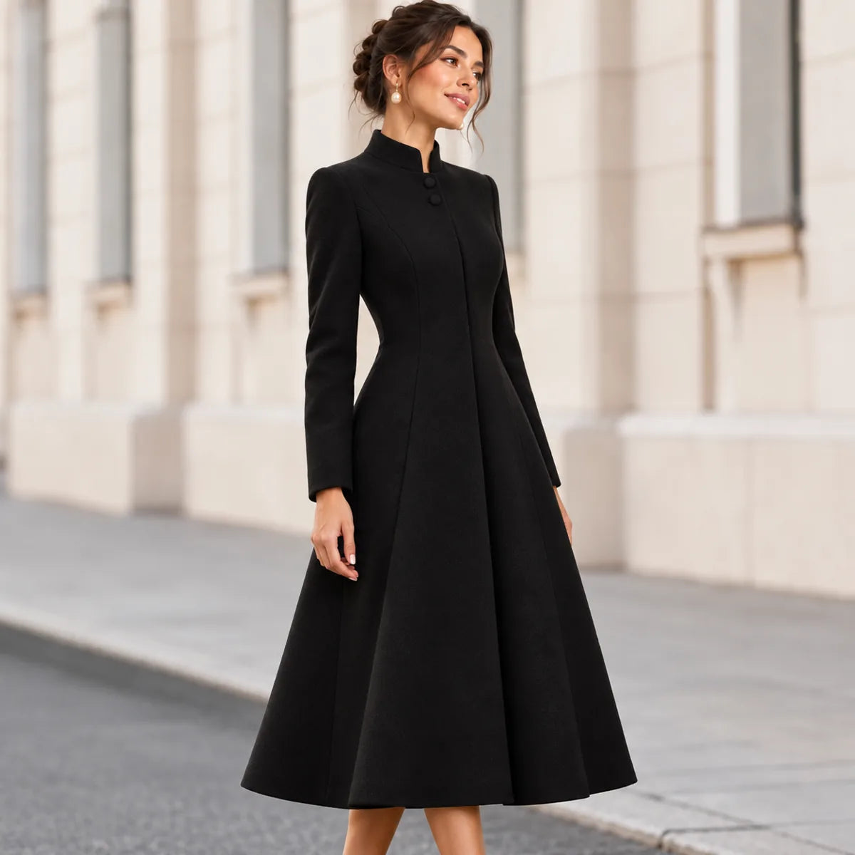 Camille — manteau noir, coupe cintrée vue de trois quarts