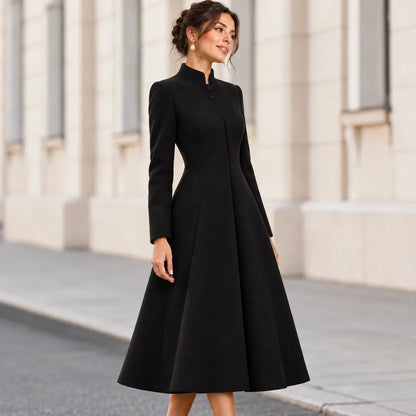 Camille — manteau noir, coupe cintrée vue de trois quarts