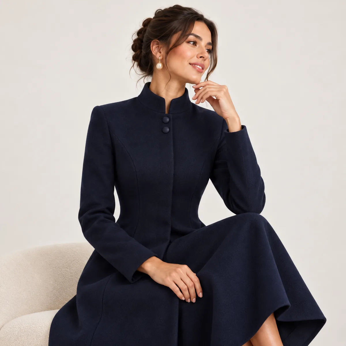 Camille — manteau bleu marine porté assis