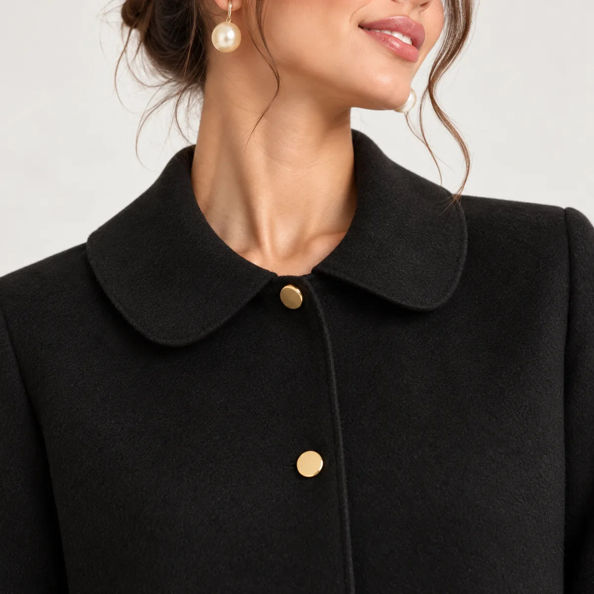 Céleste — Veste courte à boutons dorés — détail et finition