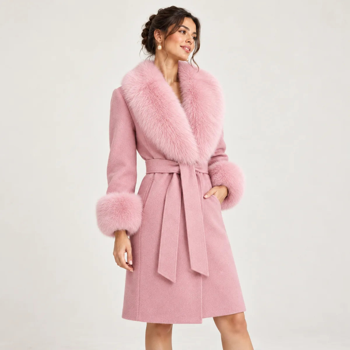 Clémence — manteau rose ceinturé, vue de trois quarts