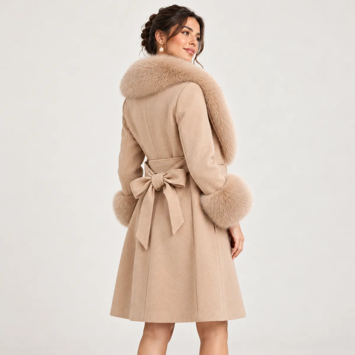 Clémence — manteau camel, vue de dos et ceinture nouée
