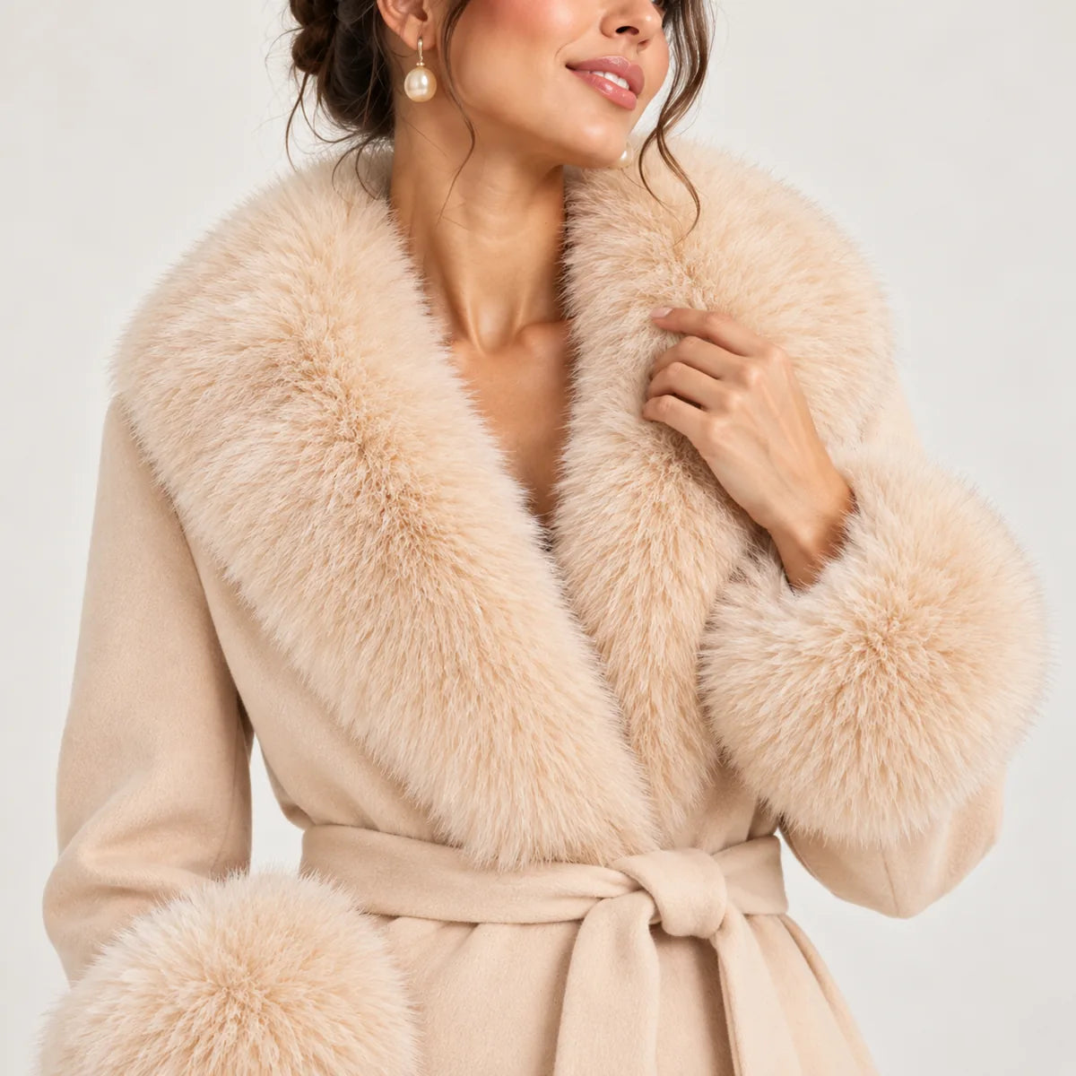 Clémence — détails du col enveloppant et des poignets camel