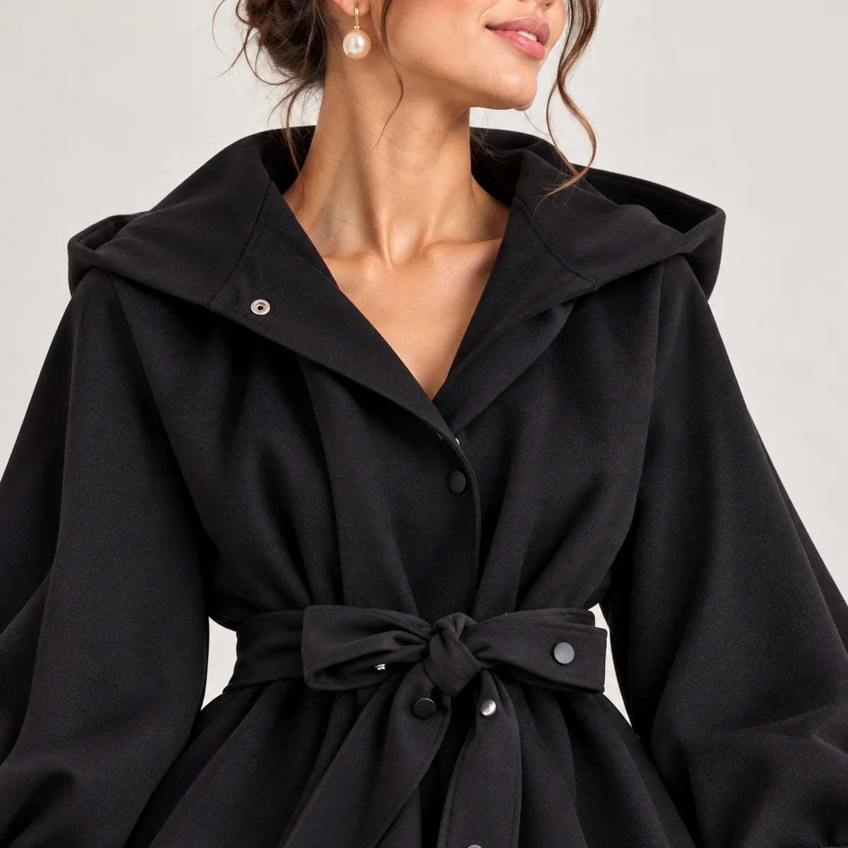 Édith — Manteau court à capuche et ceinture — détail et finition