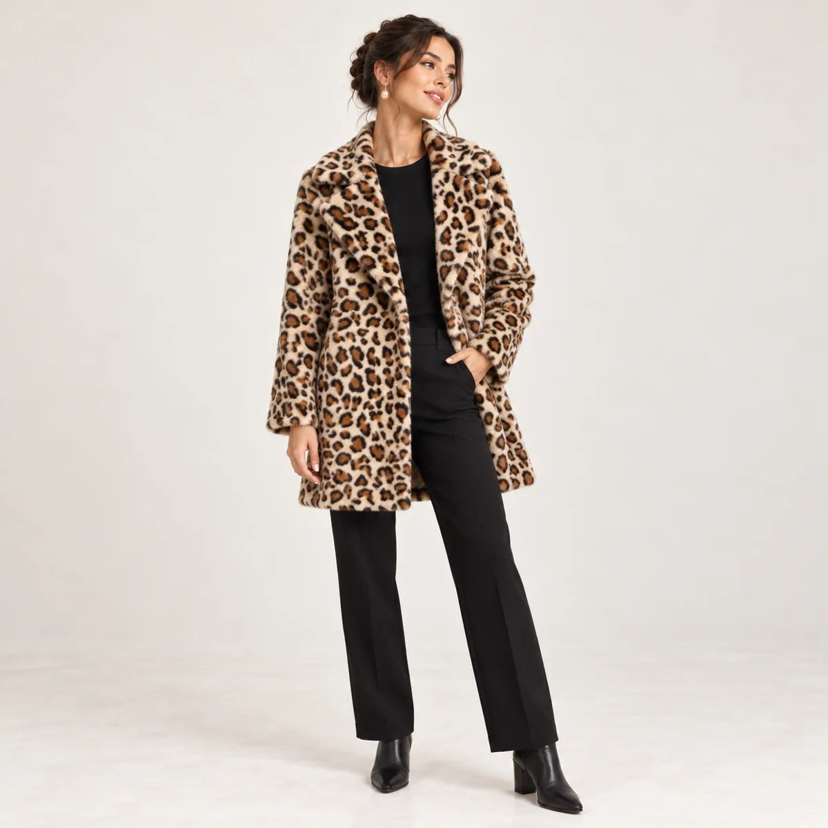 Féline — manteau léopard, vue de face