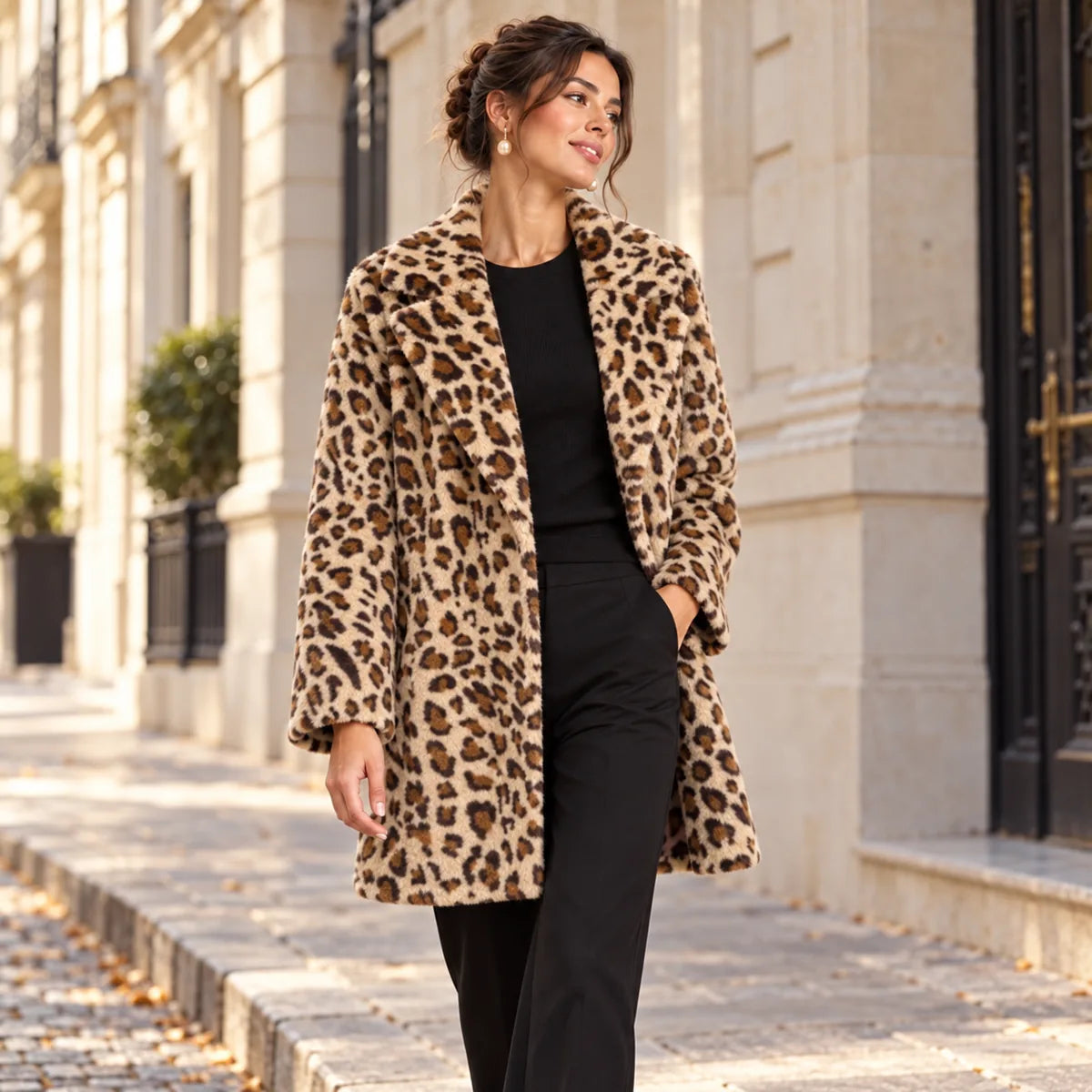 Féline — manteau léopard porté en ville