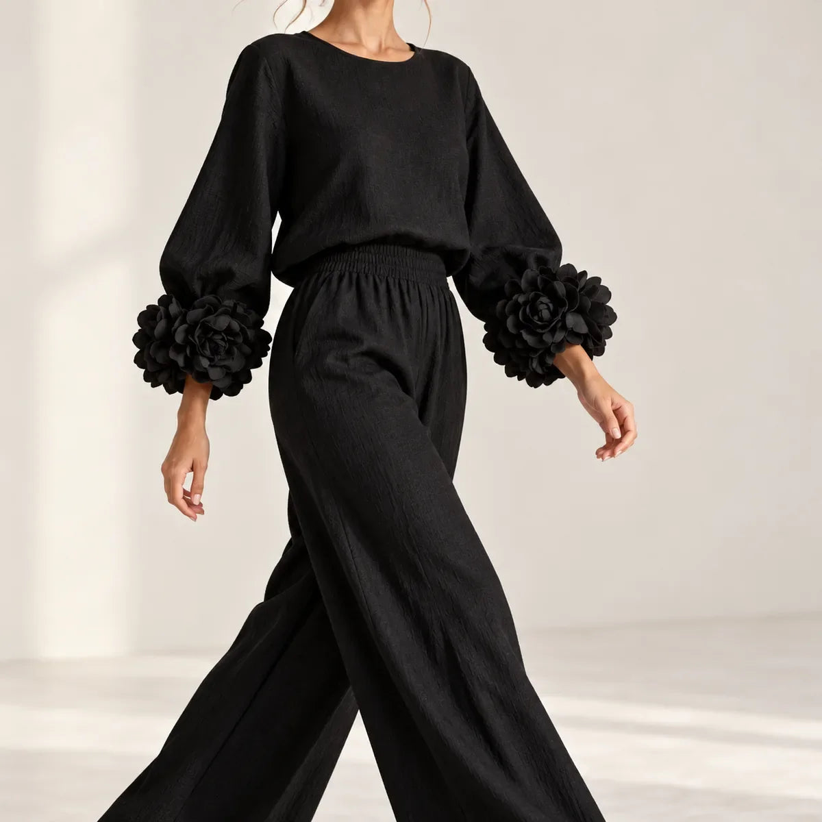 Ensemble Floréa noir — pantalon large en mouvement