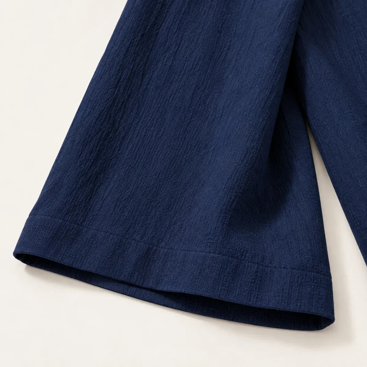 Floréa bleu marine — détail du tissu et de l'ourlet