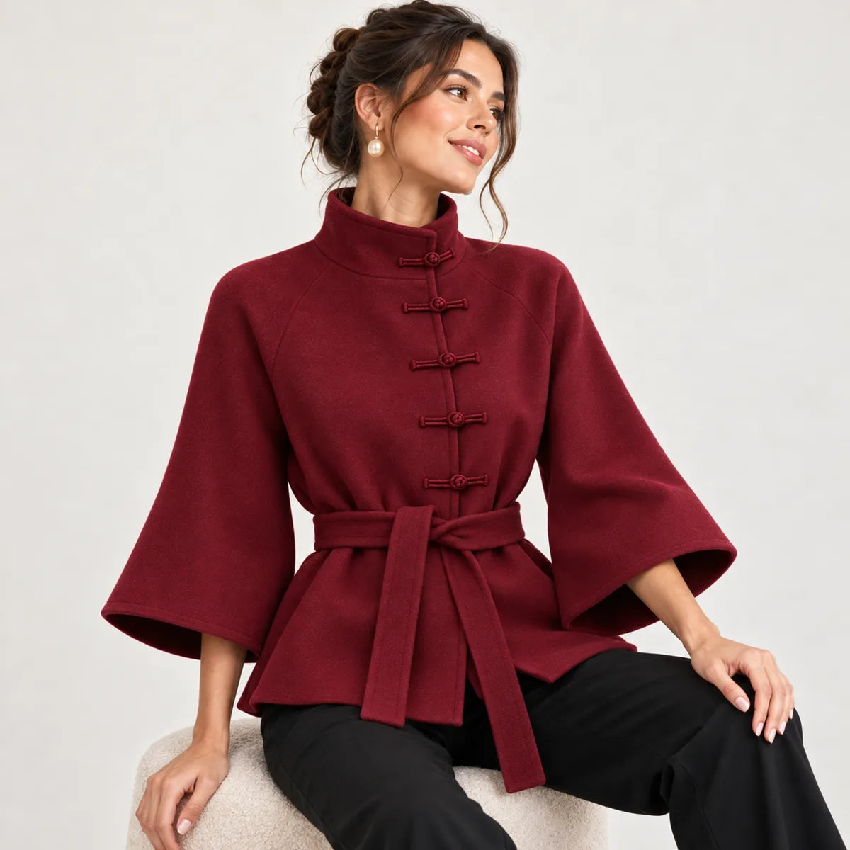 Inès — veste bordeaux portée assise