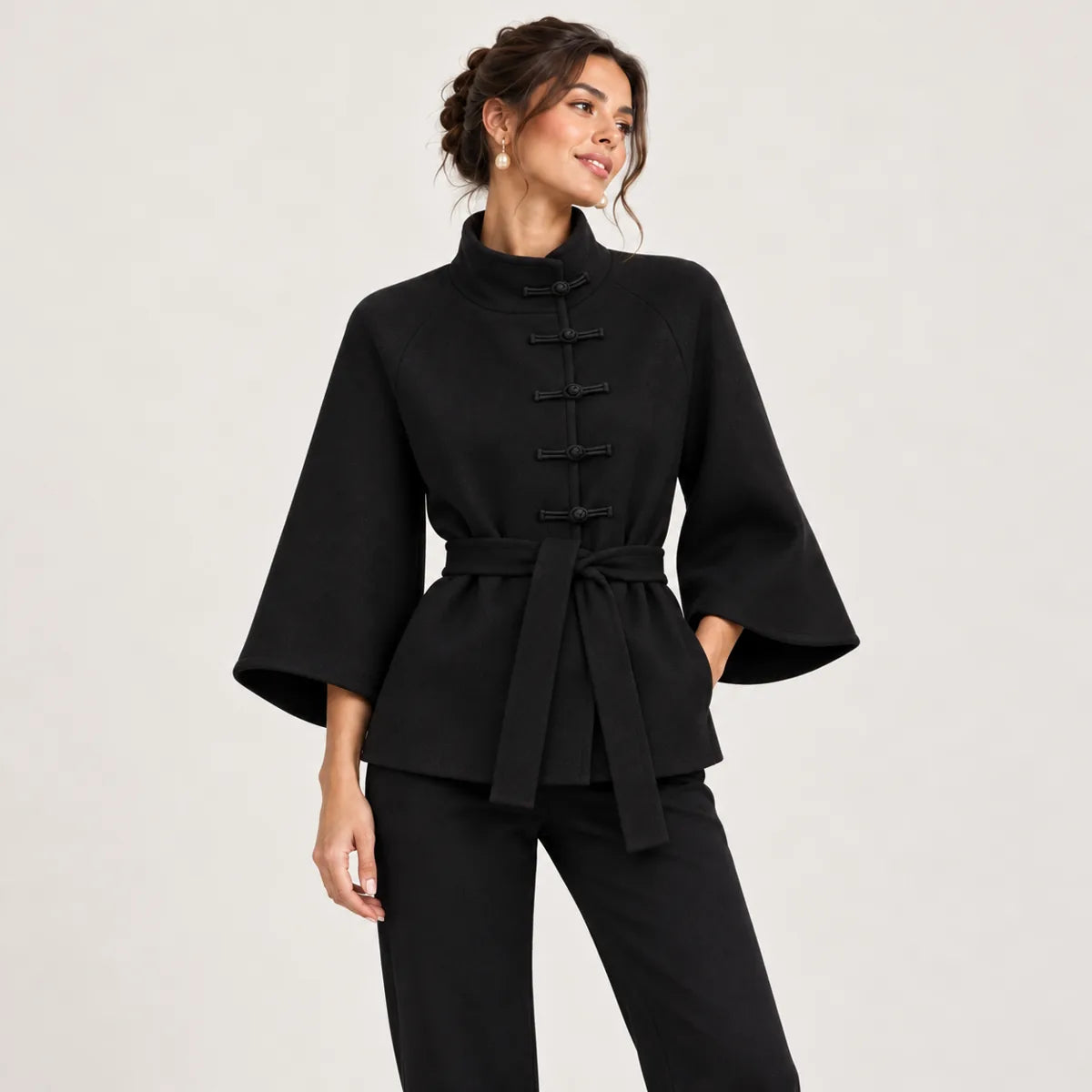 Inès — Veste ceinturée à col montant et boutons noués — photo 4