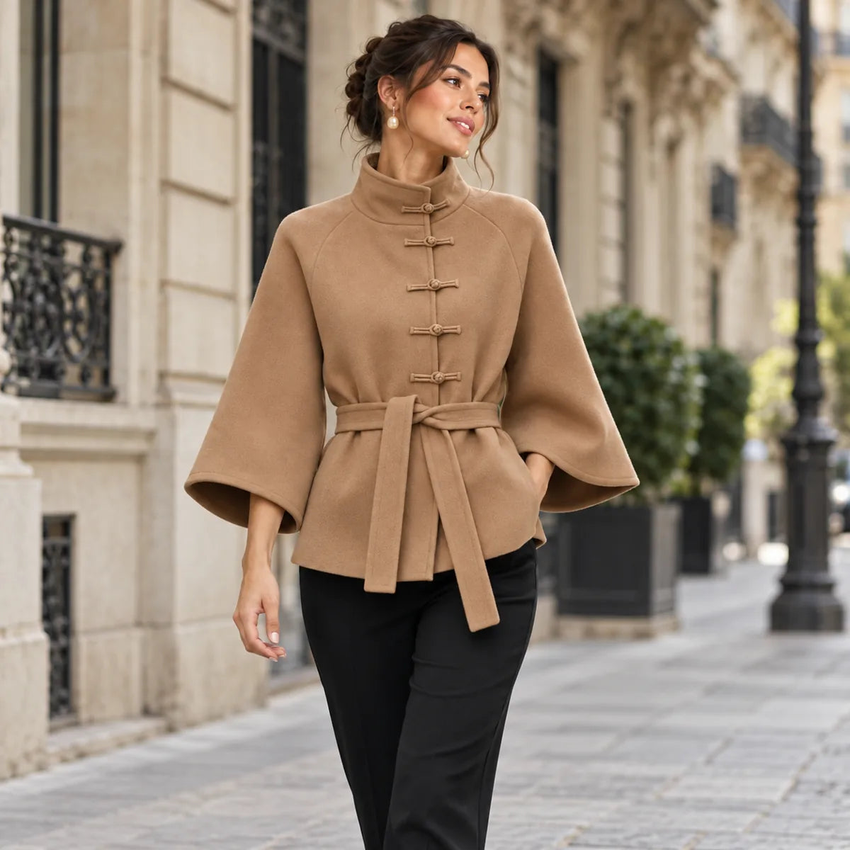Inès — veste camel portée en ville
