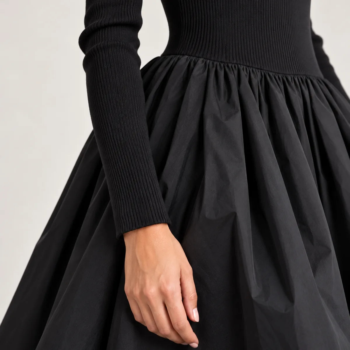 Coralie — Robe longue à col zippé et jupe plissée — détail et finition