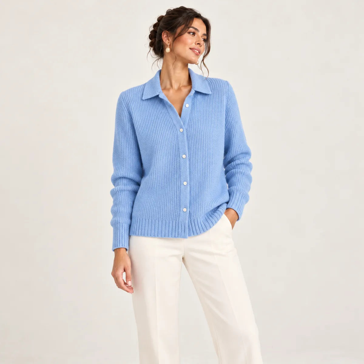 Jeanne bleu ciel — cardigan boutonné à col chemise, vue de face