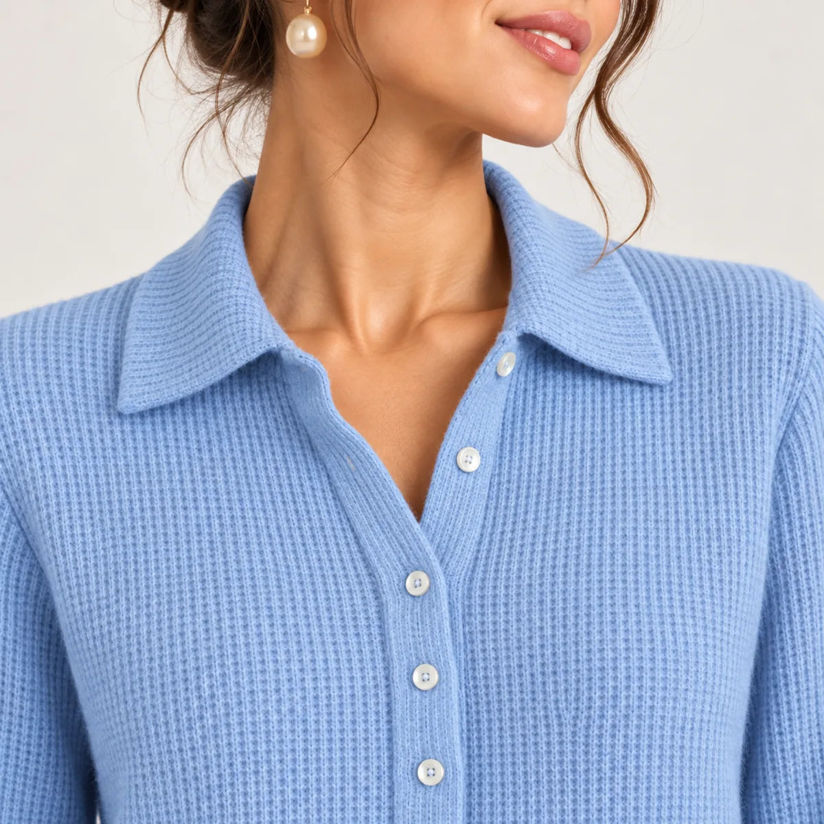 Jeanne bleu ciel — détail du col chemise et des boutons