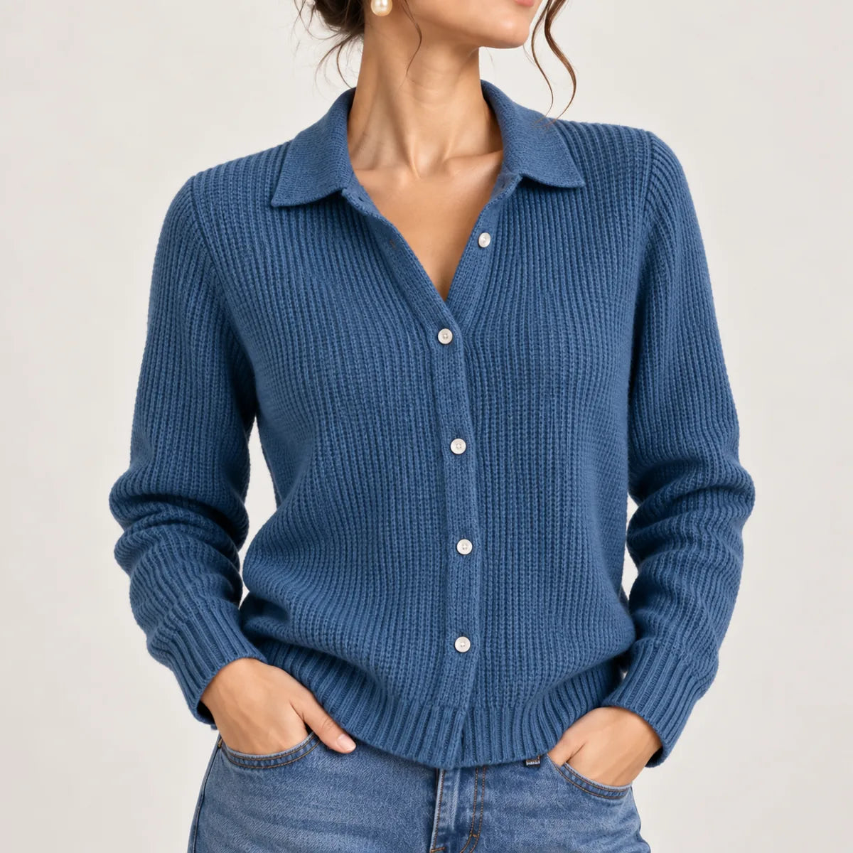 Jeanne bleu foncé — détail de la maille et de la patte boutonnée