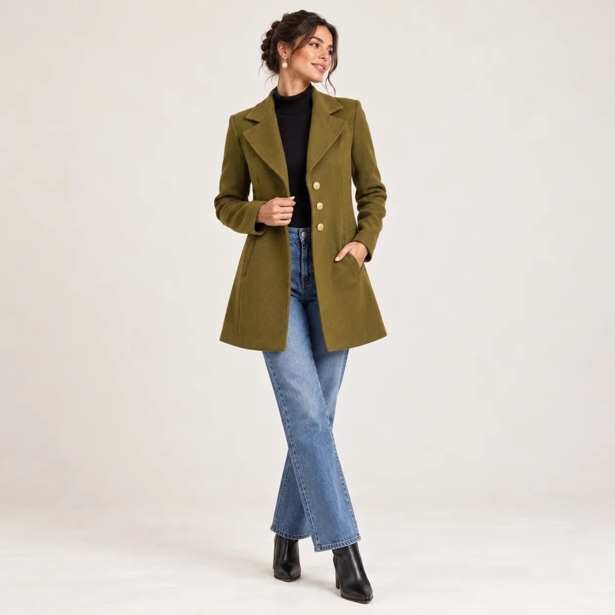 Louise — Manteau cintré à boutons dorés — Jaune olive