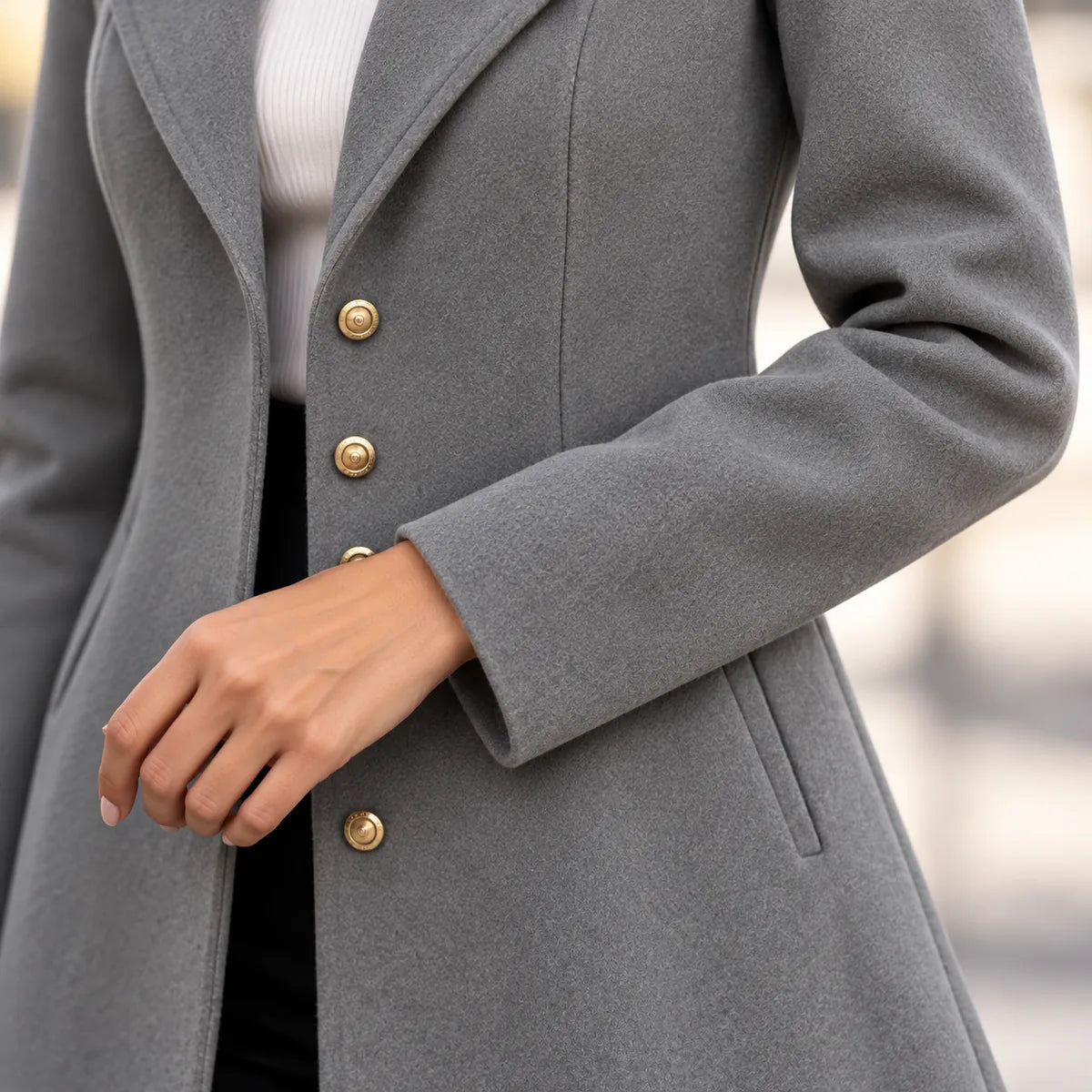 Louise — Manteau cintré à boutons dorés — détail et finition