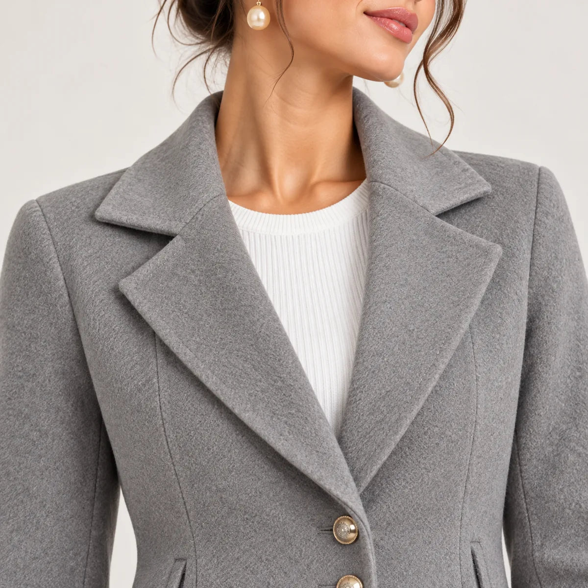 Louise — Manteau cintré à boutons dorés — détail et finition