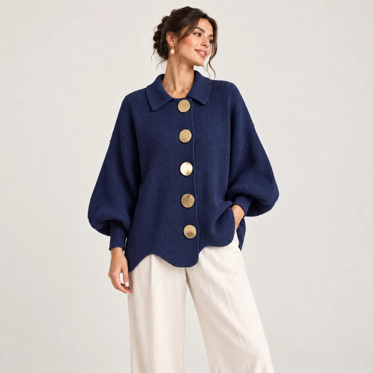 Madeleine bleu marine — cardigan ample à grands boutons dorés