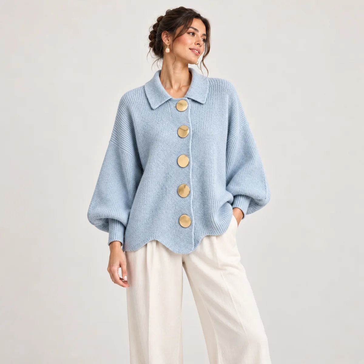 Madeleine bleu ciel — cardigan ample à grands boutons dorés