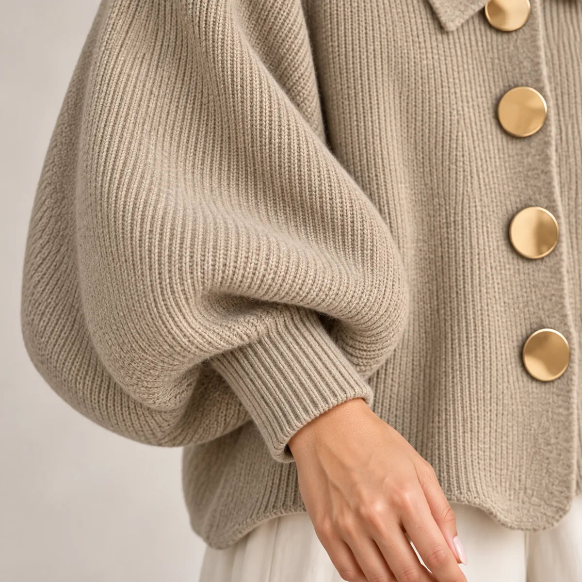 Madeleine taupe — détail de la manche volumineuse et du poignet côtelé