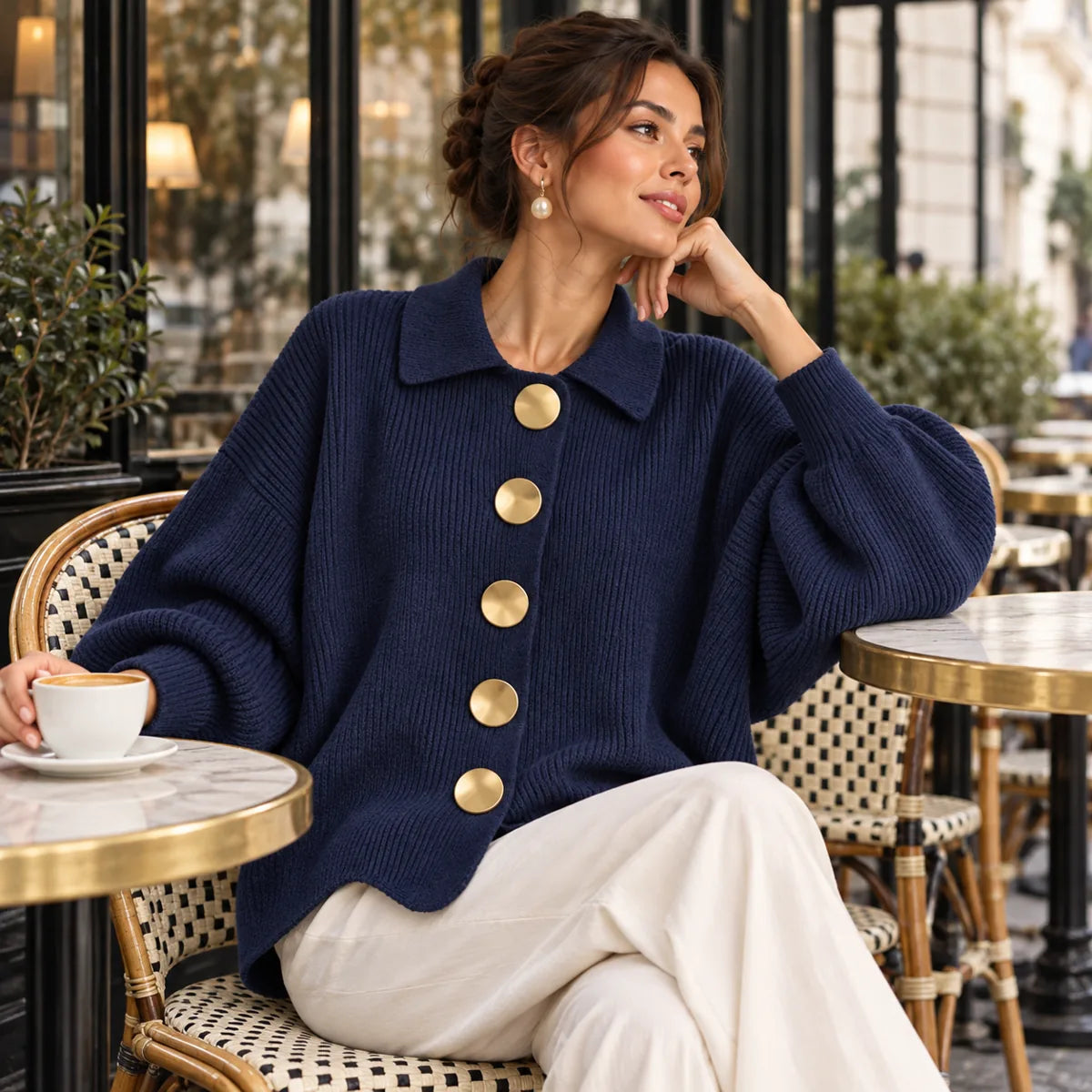 Madeleine bleu marine — cardigan à la terrasse d’un café parisien