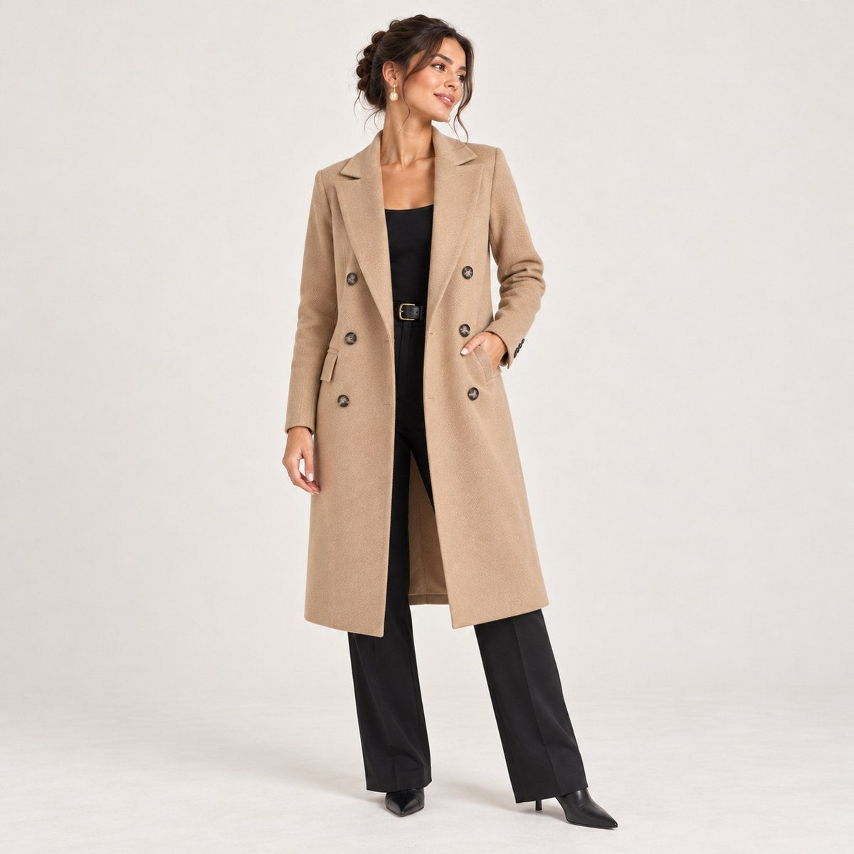 Margot — manteau droit à double boutonnage camel, vue de face en studio