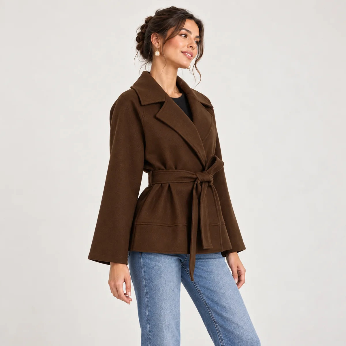Victoire — veste portefeuille ceinturée, chocolat, profil