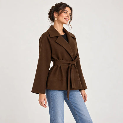 Victoire — veste portefeuille ceinturée, chocolat, profil