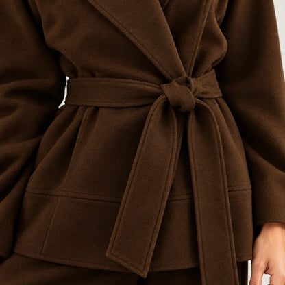Victoire — veste portefeuille ceinturée, chocolat, ceinture